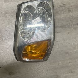 Headlight GMC Model Envoy 2005