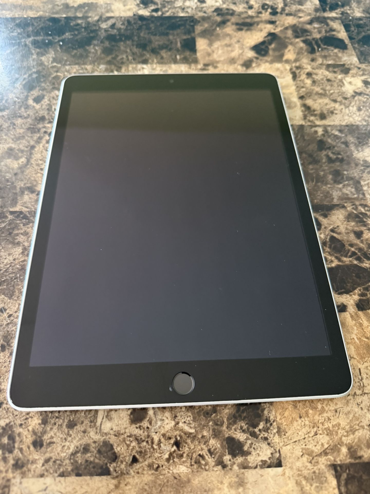 Ipad 9th Gen 256GB + Logitech Combo Touch Keyboard + Stylus pen
