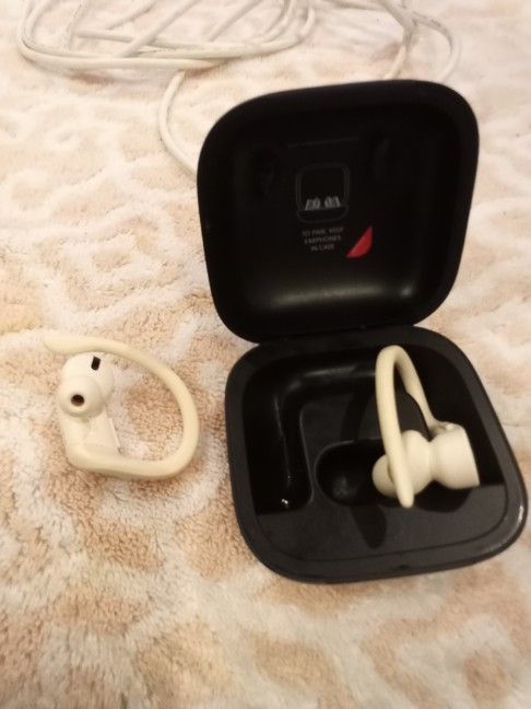 Beats Power beats Earbuds Nose cancelling $150