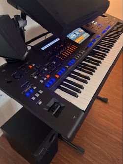 Genos 2 with Yamaha speakers( mint condition)