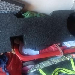 New Condition) 2 12's Truck Speaker Box Must Go