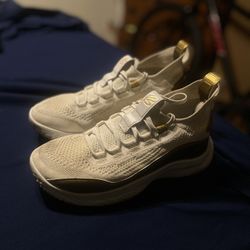 Curry Flow 8 'Gold Blooded