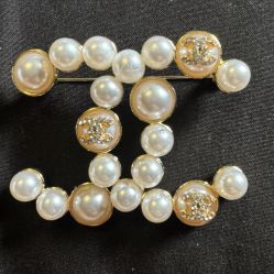 Brooch 