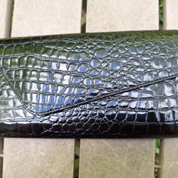 Black Handbag With a Lot of Pockets