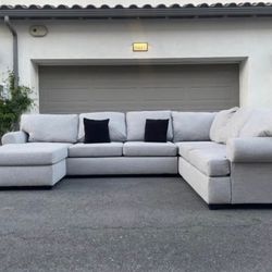 Huge Light Grey Sectional Couch Sofa From Living Spaces In Excellent Condition - FRRE DELIVERY 🚚