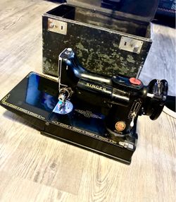Vintage Singer Featherweight Sewing Machine with Case