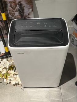 Toshiba 8000 BTU Portable AC unit Like New
