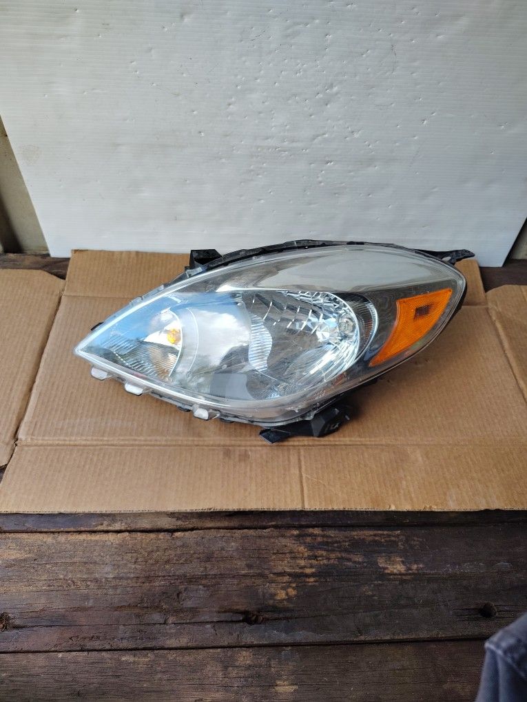 12-14 Nissan Versa Headlight Assembly
