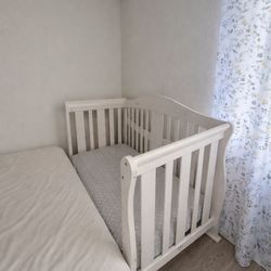 2 White Twin Beds – Great Condition