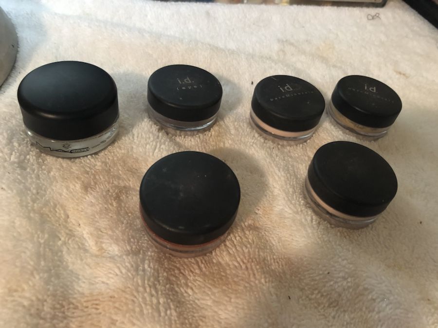 5 lose eyeshadow colors and the Mac one is cream