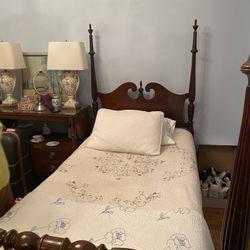 Twin Bedroom Four-Post Bedroom Set