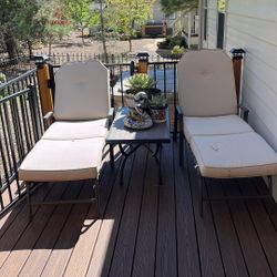 2 Outdoor Lounge Chairs 