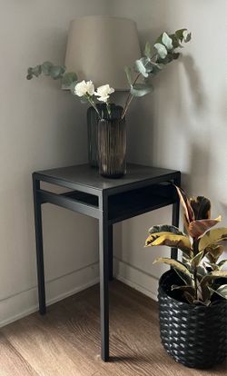 Corner table
