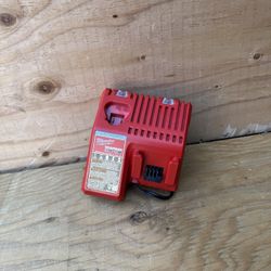 Milwaukee M12 and M18 12-Volt/18-Volt Lithium-Ion Multi-Voltage Battery Charger