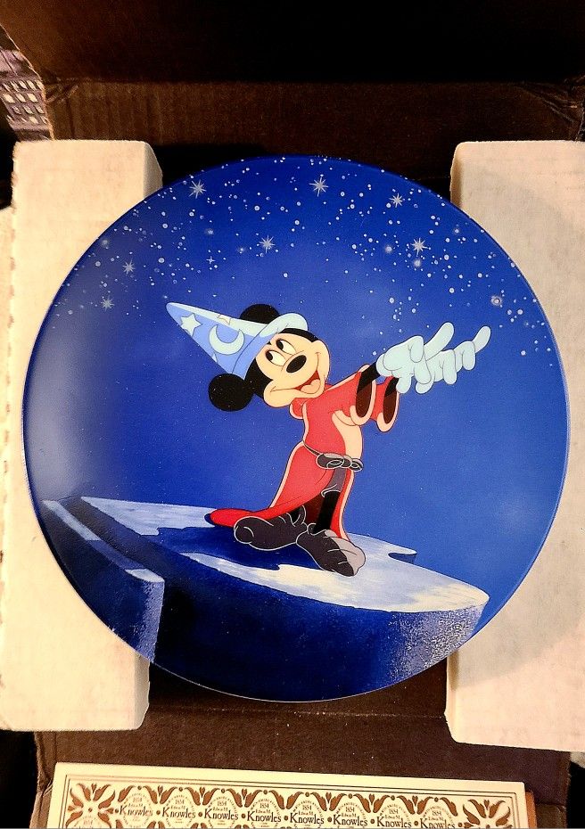 VINTAGE Disney Fantasia Mickey Mouse Collector's Plate Edwin M. Knowles in MINT CONDITION, in Box!