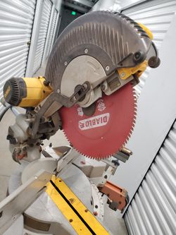 DEWALT 12" Sliding Compound Mitre Saw