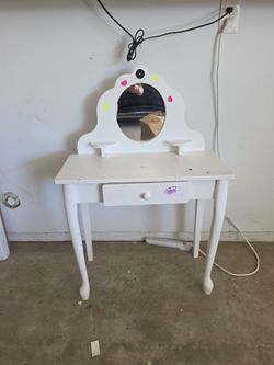 Kids vanity