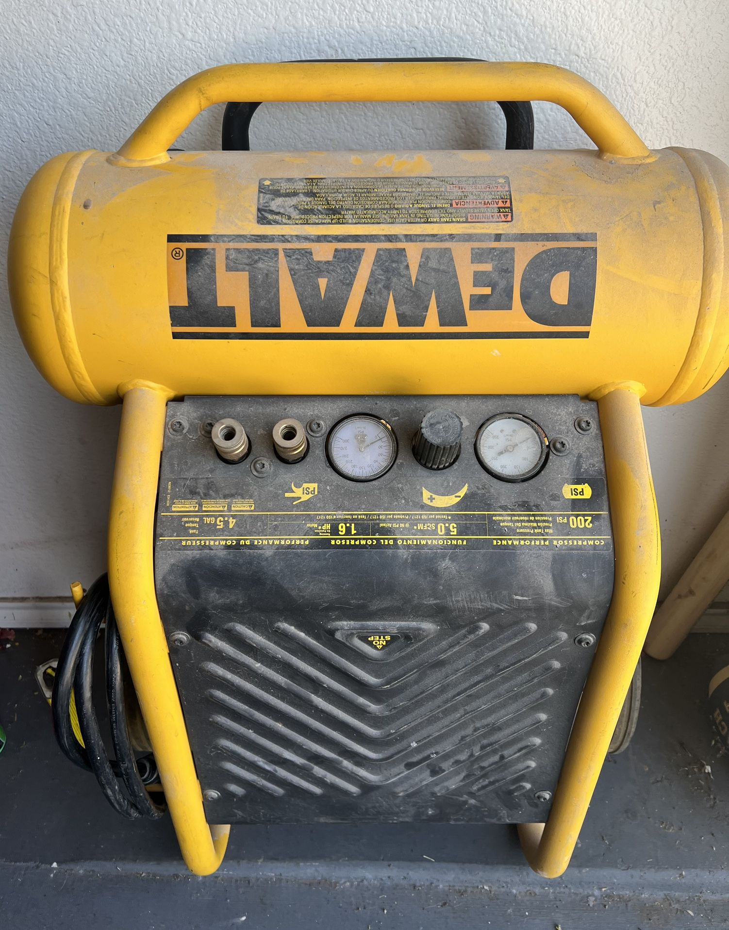 DEWALT 4.5 Gal Portable Air Compressor D55146