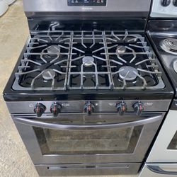  Frigidaire a gas stove black stainless steel Good Condition We Delivery 