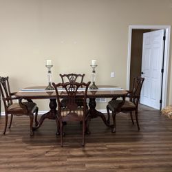 Elegant Chippendale Dining Table And Chairs 