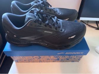 All black Brook Running Shoes