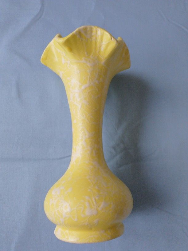 Shawnee vase 2512 scalloped top, 9” H 4.5” diameter