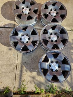 Set of 5 2014 Toyota fj cruiser wheelset.