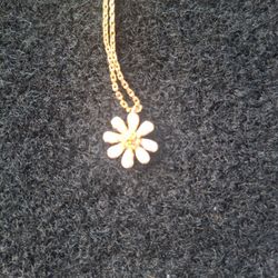 Kate Spade Daisy necklace. Brand New Never Worn Excellent Condition.  Retails $100  Selling $40