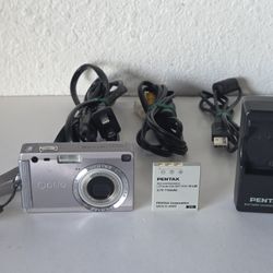 PENTAX Optio S5i 5.0MP Digital Camera With Charger Battery & Wires - Silver