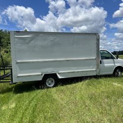 2007 GMC Savana Cutaway w/ Gate Ramp