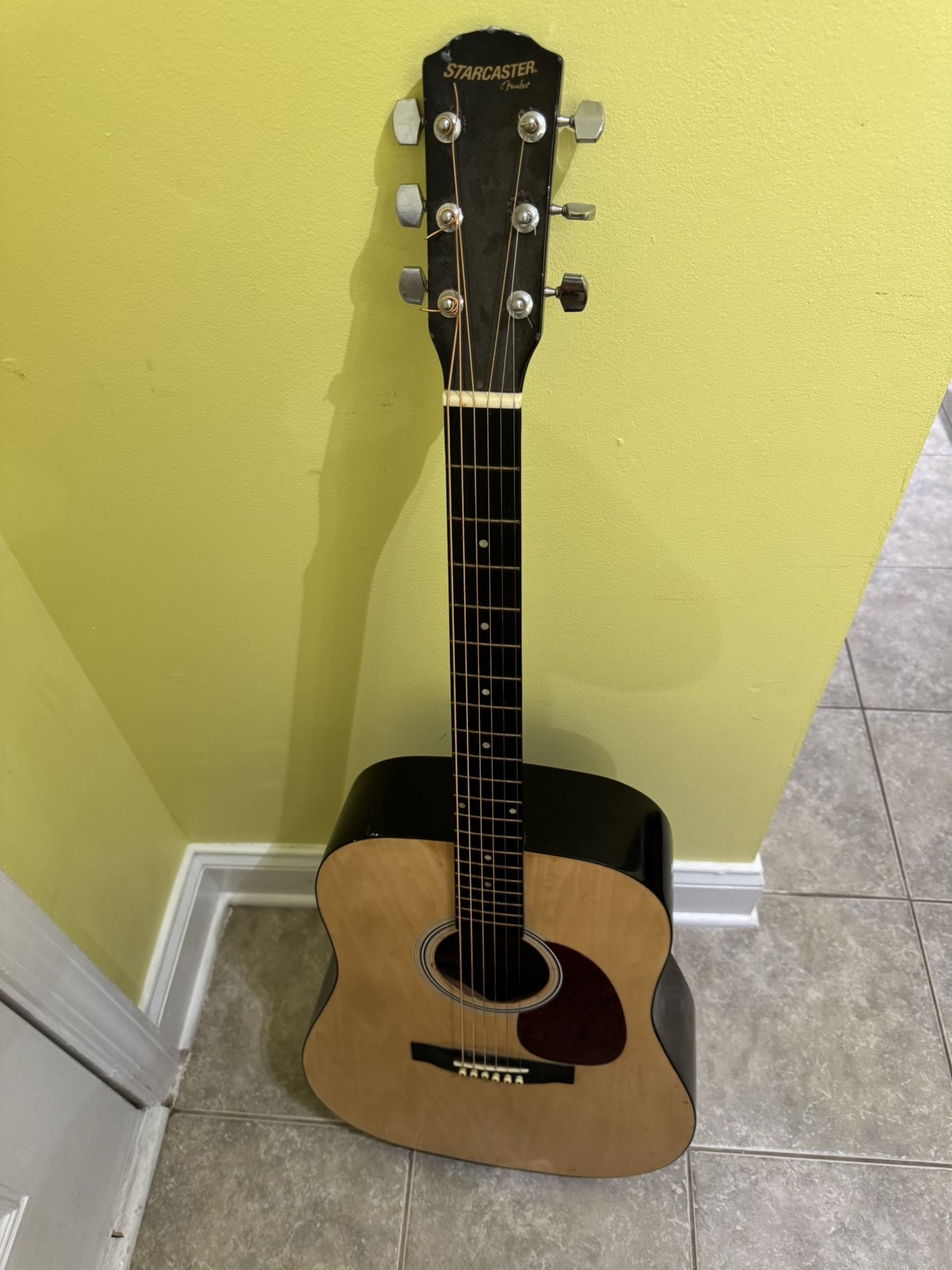 Fender acoustic guitar with carry out bag in GOOD condition!
