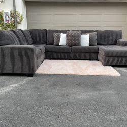 Stunning Dark Gray Sectional Couch In Excellent Condition - Free Delivery 🚚 