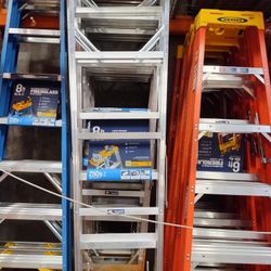 Escalera De 8 Ft ,  Para 250 Libras, De Aluminio 