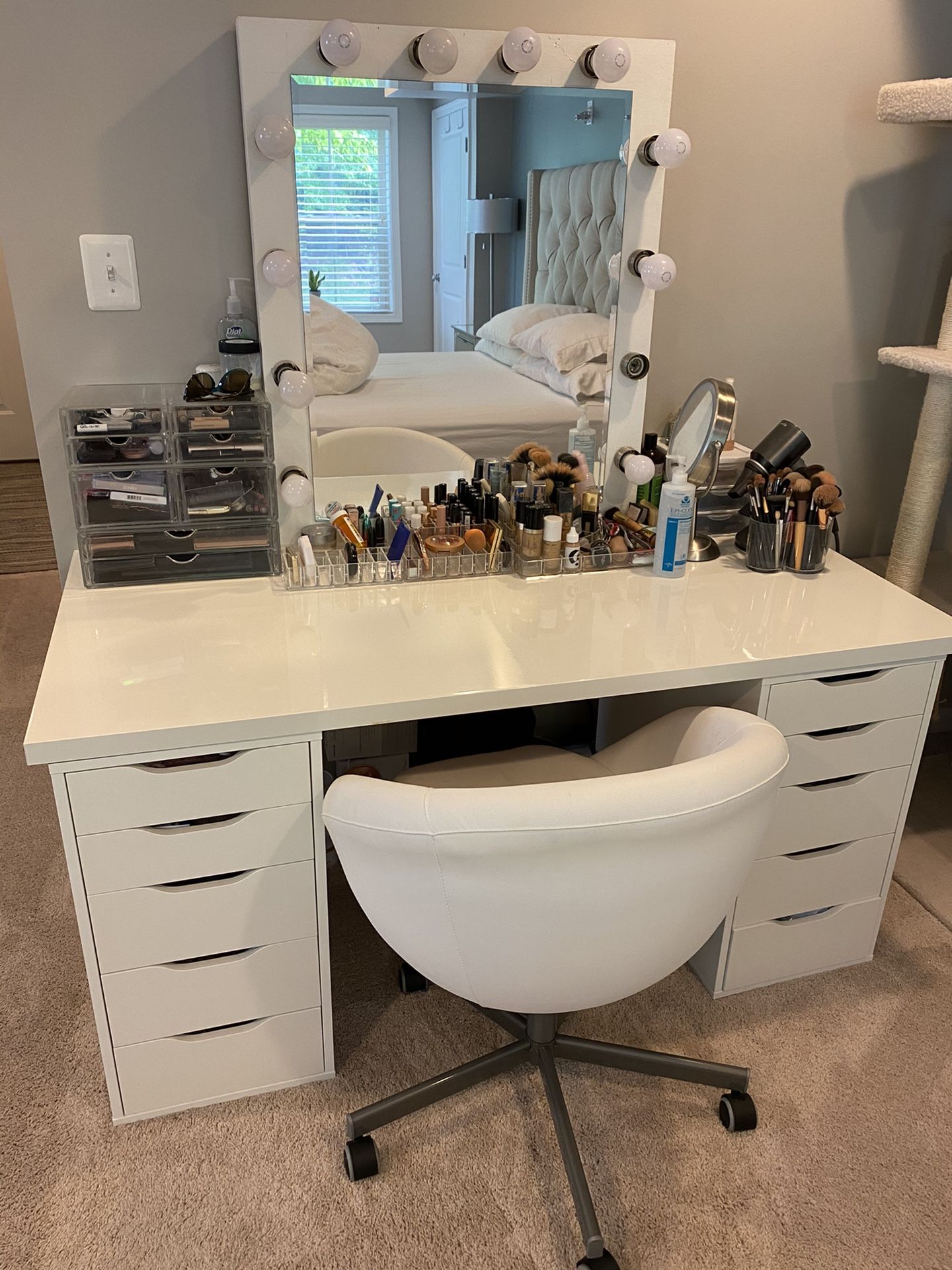 BEAUTIFUL HOLLYWOOD VANITY WITH MIRROR & CHAIR