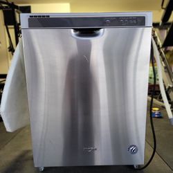 Whirlpool Dishwasher Model WDF520PADM7 for Sale in Perris CA