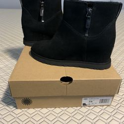 Ugg 7.5 Black Classic Zip 
