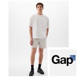 NEW!  Gap men’s Essential Khaki 7” short (38)