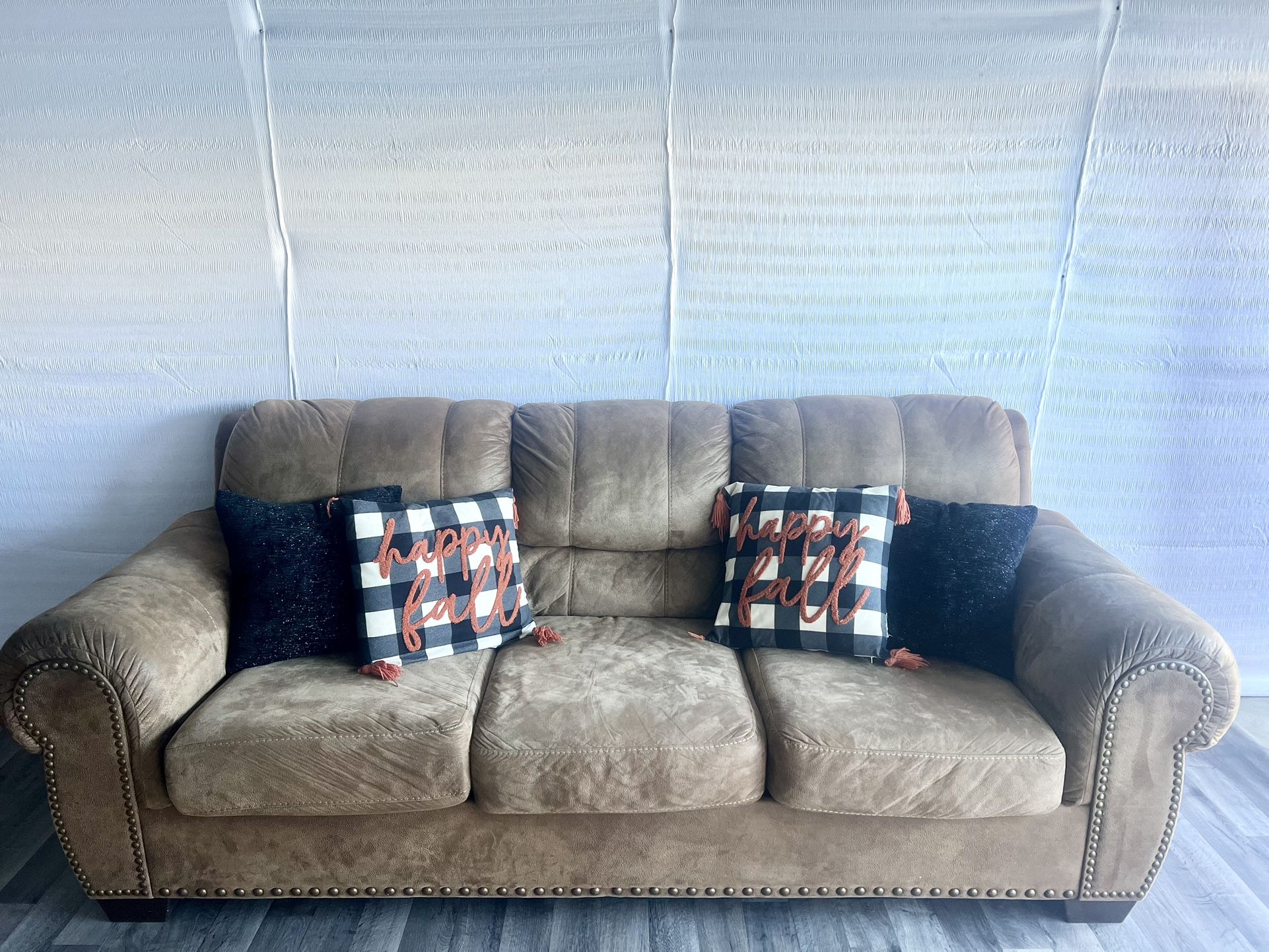 Couch/Sofas/Sectionals/Furniture