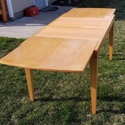 Beautiful Telescoping Table. Extends 5 To 7.5 Feet