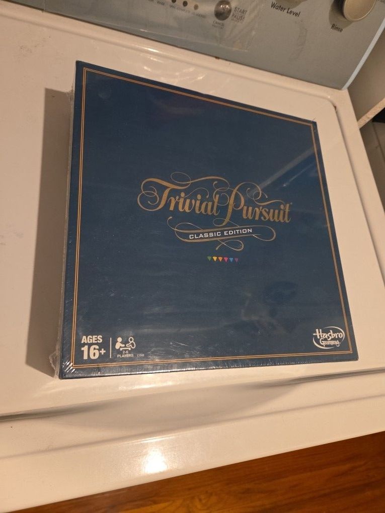 Trivial Pursuit Board Game Classic Edition Sealed In Plastic