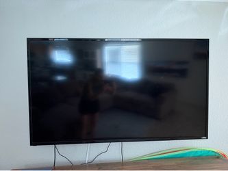 Vizio tv with wall mount and Roku