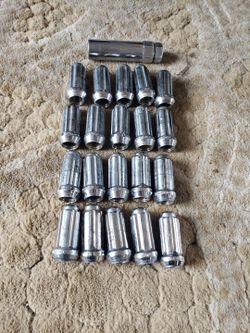 Gorilla 9/16-18 Lug Nuts Kit Ford Chevy Dodge