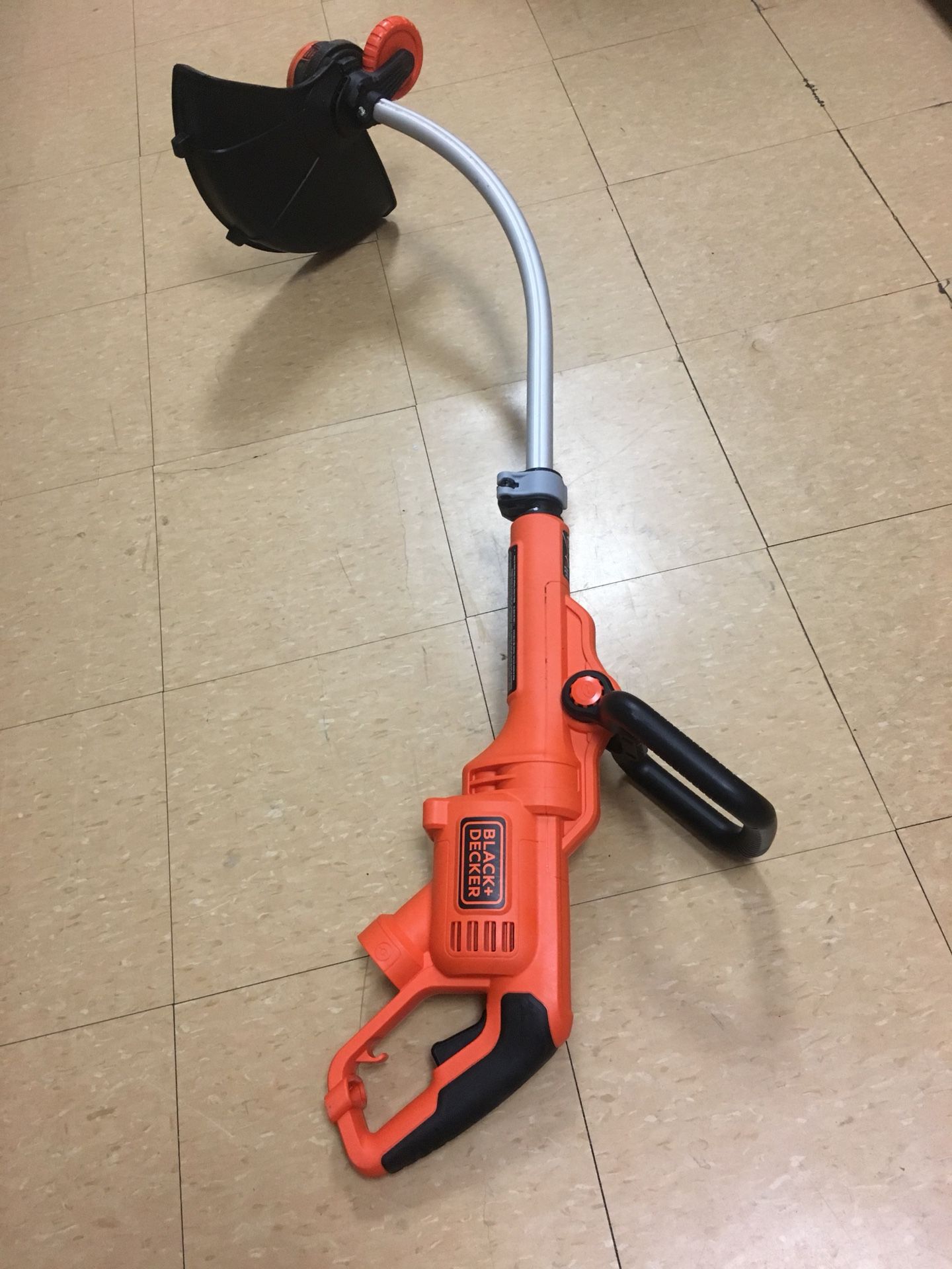 BLACK & DECKER 14 In.7.5 Am (GH3000). Looks like new ( used twice)