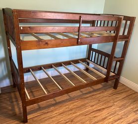 Twin bunk bed