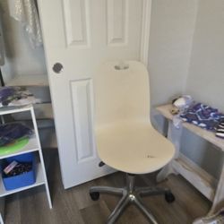 Modern Stlye Chair With Wheels