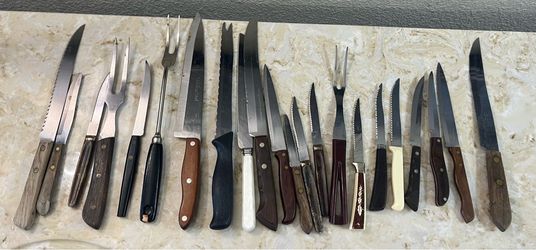 Mixed collection of 22 vintage & assorted kitchen cutlery, including stainless steel slicing knives, carving forks, & serrated steak knives with woode