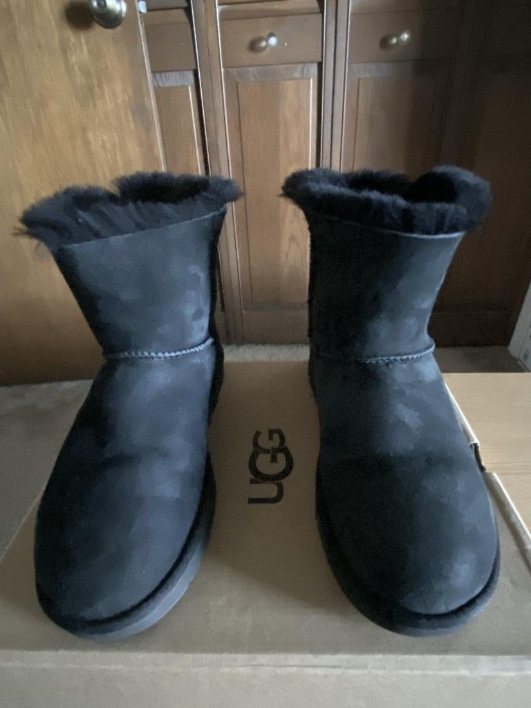 Ugg Women’s Mini Bailey Bow II Black Boots Size 8 $55
