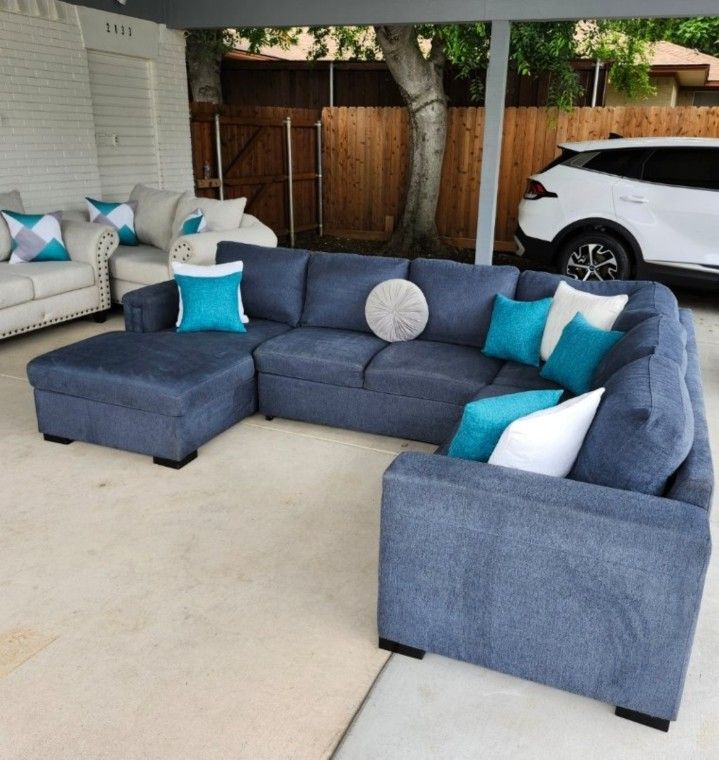 GORGEOUS COUCH SECTIONAL