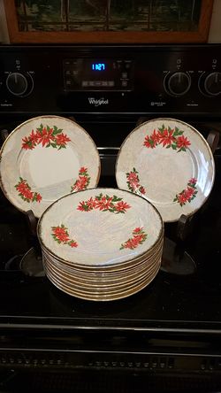 Set of 12 Vintage Pointsettia Plates