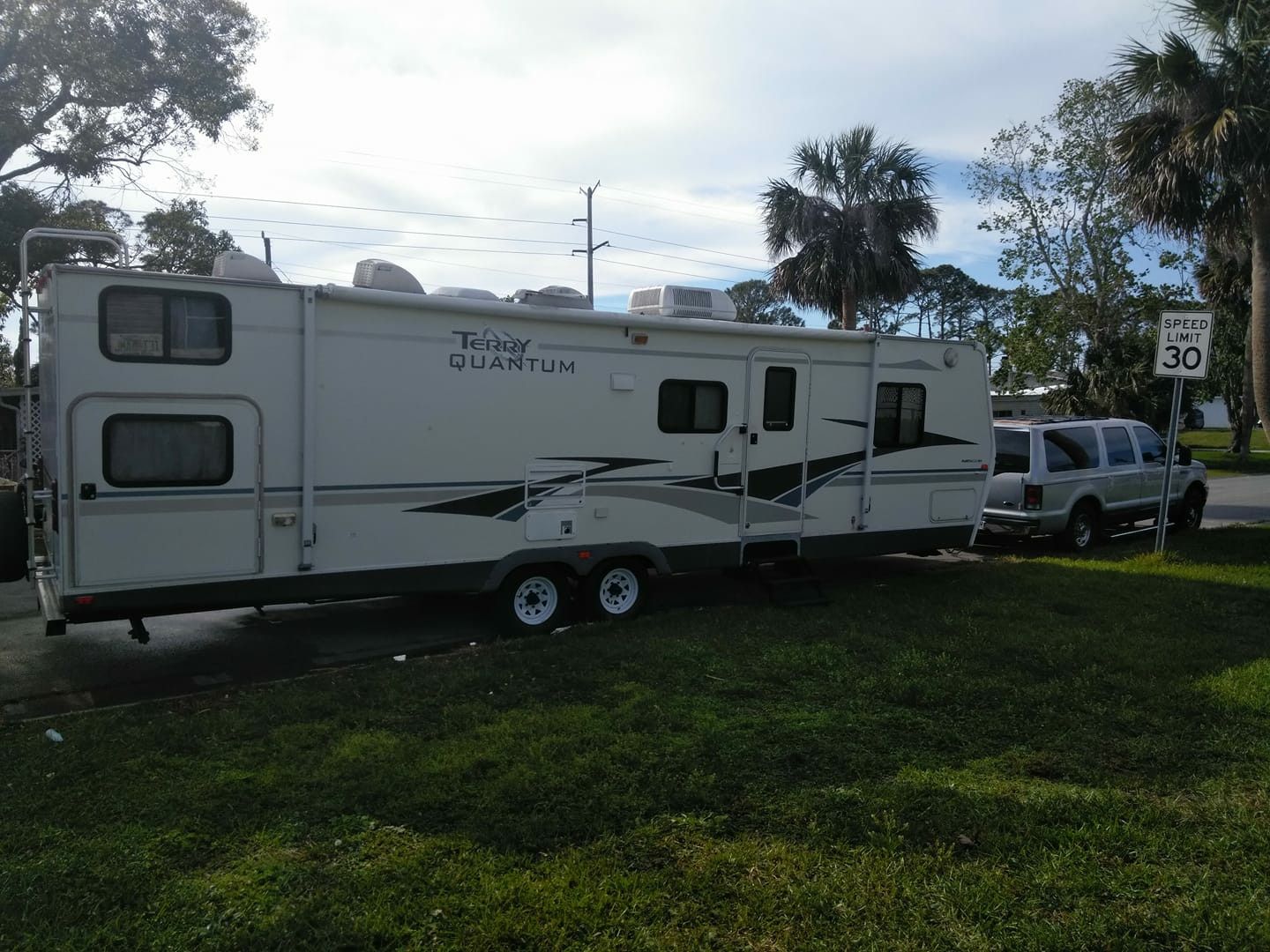 2005 Fleetwood Terry Quantum 34 ft Travel Trailer model 320dbhs.